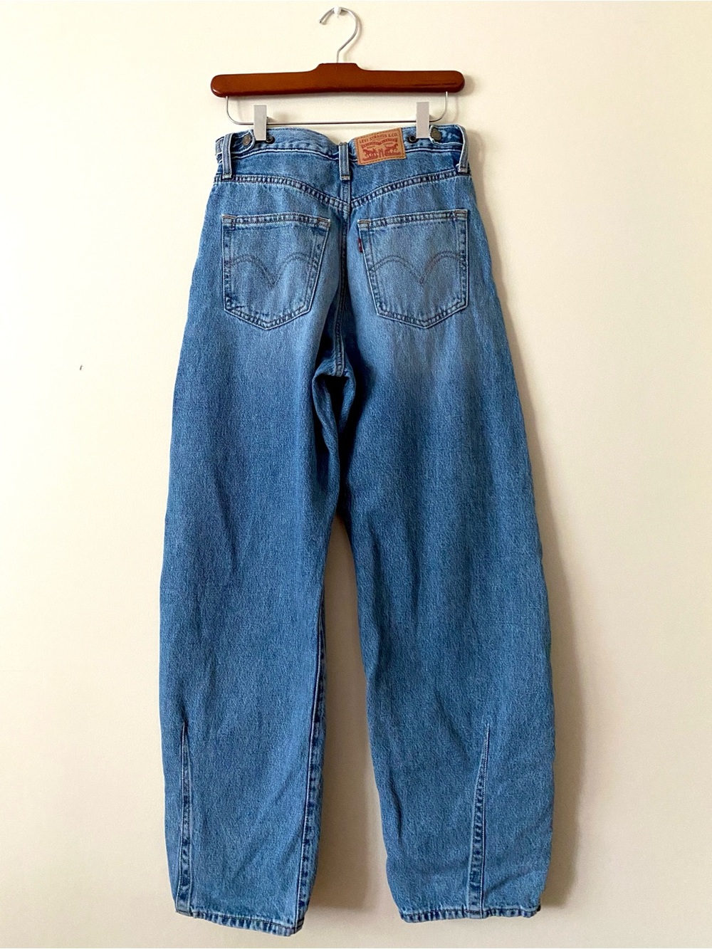 Levi’s Cinch Barrel Jeans Wide Leg Medium Wash Light Distress Fading Size 26 - Picture 3 of 16